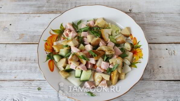 цезарь с копченой курицей и маринованными грибами