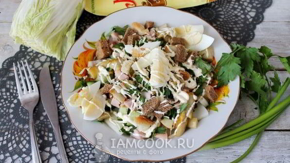 цезарь с копченой курицей и маринованными грибами