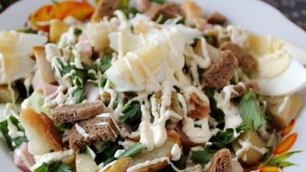 цезарь с копченой курицей и маринованными грибами