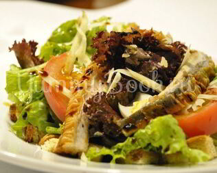 Цезарь с угрем и соусом Бальзамик Карамель