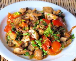 Теплый салат с грибами