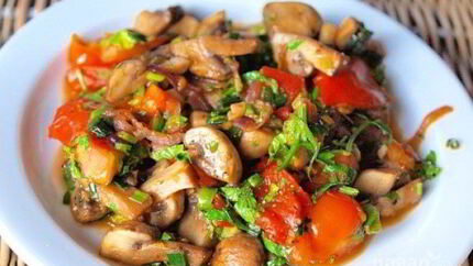 Теплый салат с грибами