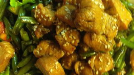 Теплый салат с индейкой и фасолью