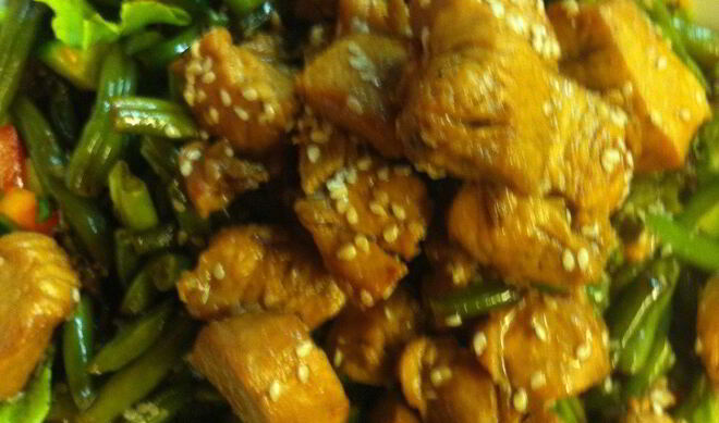 Теплый салат с индейкой и фасолью