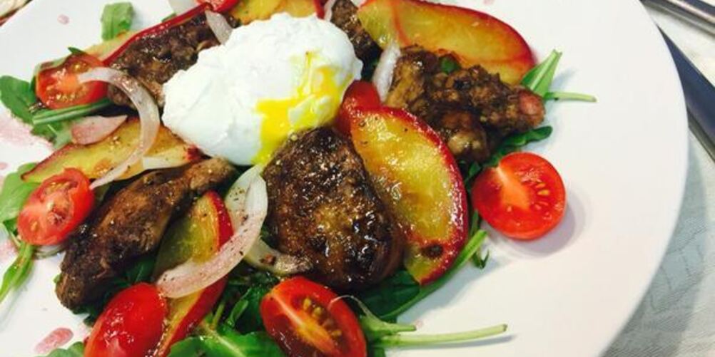 Рецепт теплого салата с куриной печенью и яйцом пашот