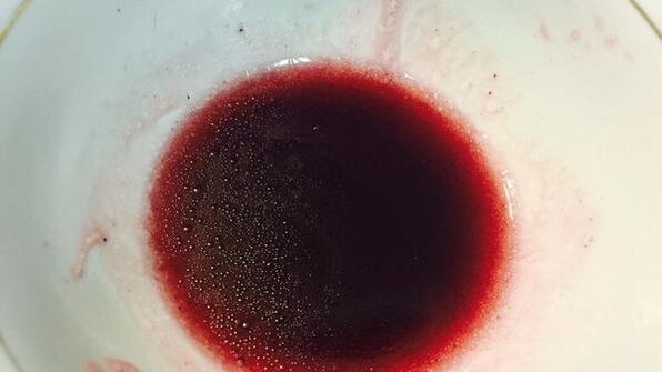 теплый салат с куриной печенью и яйцом пашот