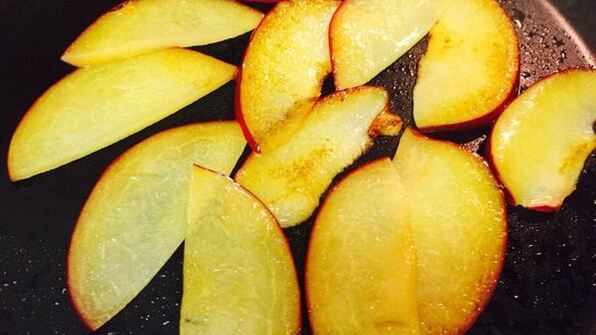 теплый салат с куриной печенью и яйцом пашот