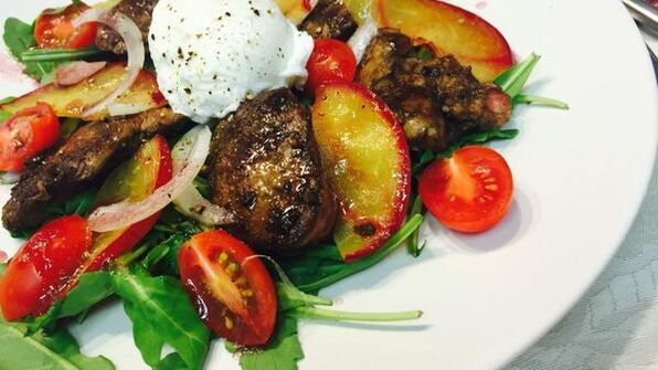 теплый салат с куриной печенью и яйцом пашот