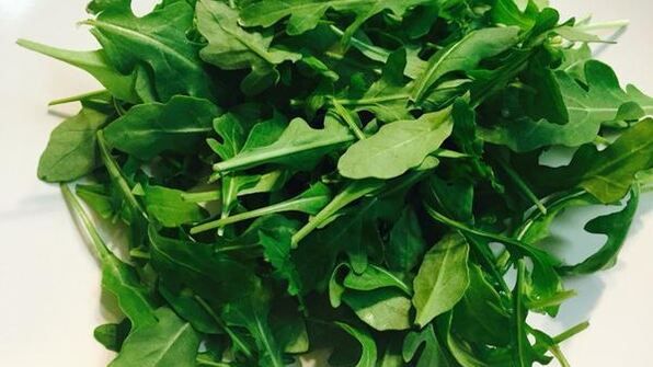 теплый салат с куриной печенью и яйцом пашот