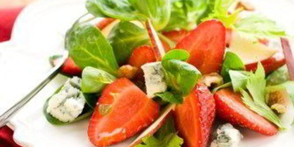 Рецепт салата из шпината, клубники и голубого сыра с малиновым винегретом