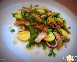 Салат из спаржевой фасоли под соусом винегрет