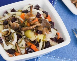 Винегрет с солеными опятами и морской капустой