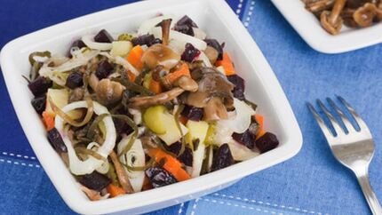 Винегрет с солеными опятами и морской капустой