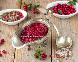 Брусничный соус к мясу с можжевельником