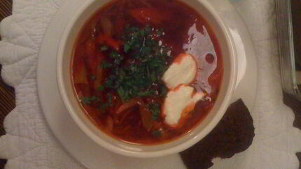 Борщ с черными гренками и чесноком