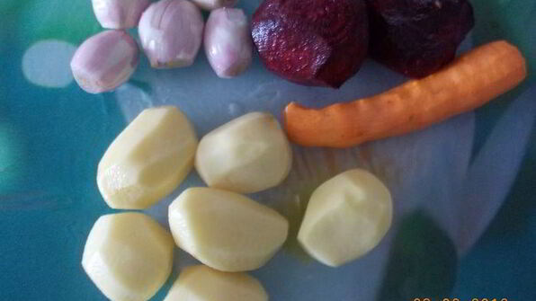 борщ, заправленный старым салом и чесноком