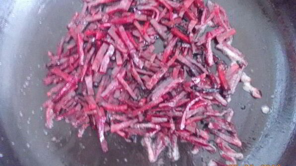 борщ, заправленный старым салом и чесноком