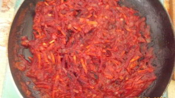 борщ, заправленный старым салом и чесноком