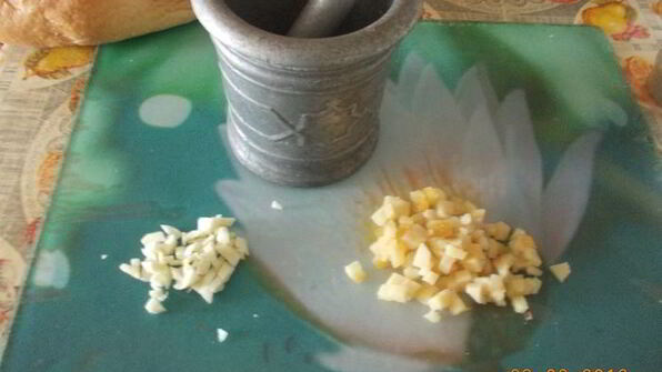 борщ, заправленный старым салом и чесноком