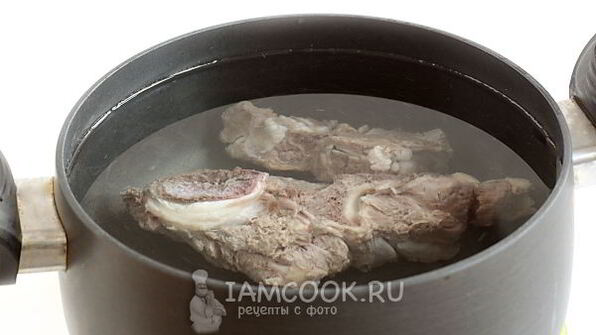 зеленый борщ с мясом