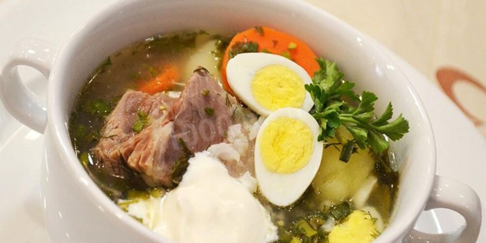 Рецепт зеленого борща с щавелем и перепелиными яйцами