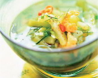 Бульон по-тайски с огурцом и креветками