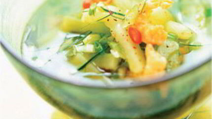 Бульон по-тайски с огурцом и креветками