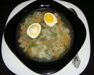 Домашняя лапша на курином бульоне