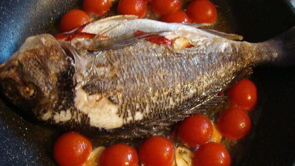 дорада в сумасшедшем бульоне