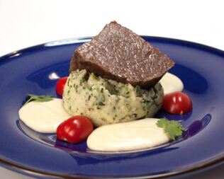 Говядина, томленная в крепком бульоне