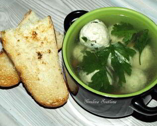 Куриный бульон с фрикадельками из индейки