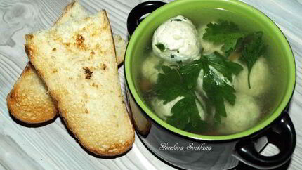 Куриный бульон с фрикадельками из индейки