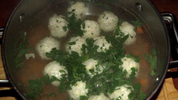 куриный бульон с фрикадельками из индейки