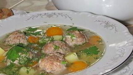 Суп с фрикадельками на курином бульоне