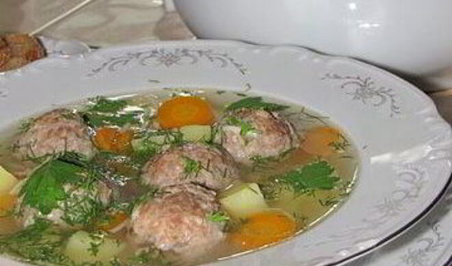 Суп с фрикадельками на курином бульоне