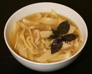 Суп с лапшой по-домашнему на курином бульоне