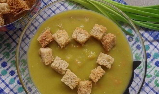 Гороховый суп с гренками