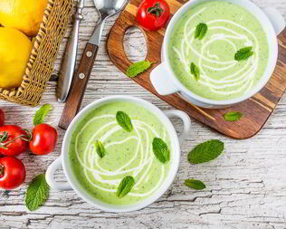 Холодный йогуртовый суп с горошком и мятой