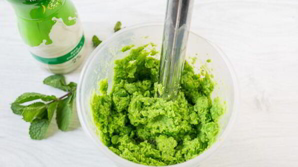 холодный йогуртовый суп с горошком и мятой