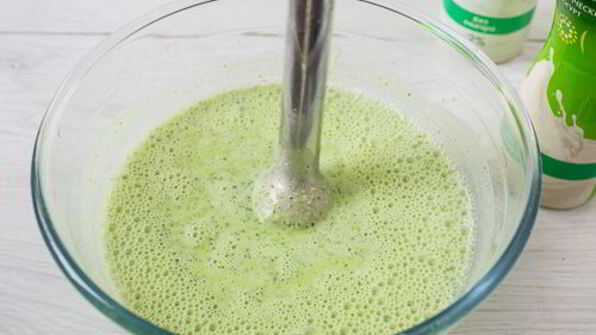 холодный йогуртовый суп с горошком и мятой