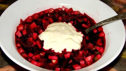 Холодный суп ботвинья из свеклы