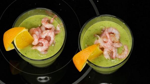 холодный суп из авокадо с креветками