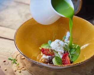 Холодный суп из зеленого горошка с домашним сыром