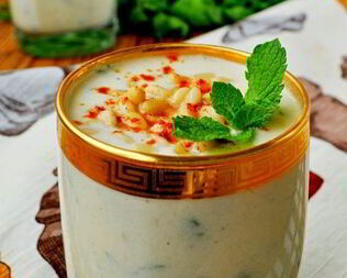 Холодный суп-пюре из кольраби с яблоками и кедровыми орешками