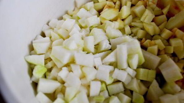холодный суп-пюре из кольраби с яблоками и кедровыми орешками