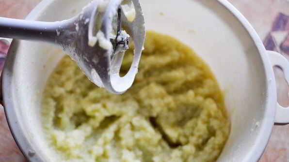 холодный суп-пюре из кольраби с яблоками и кедровыми орешками