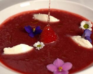 Клубничный суп с кнелями из сыра маскарпоне