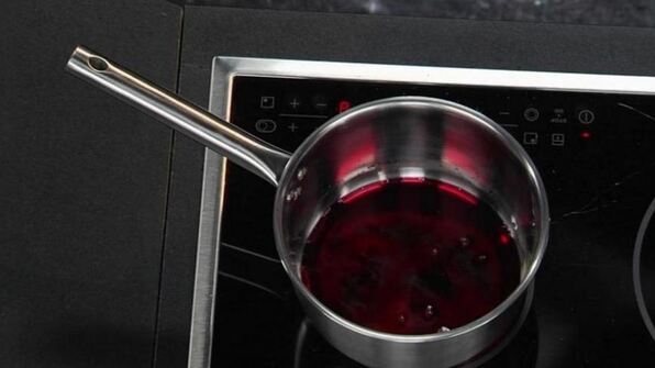 клубничный суп с кнелями из сыра маскарпоне