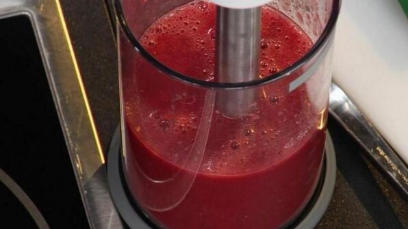 клубничный суп с кнелями из сыра маскарпоне