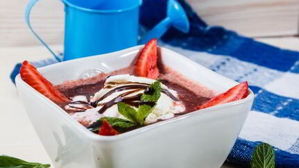 Клубничный суп с мороженым